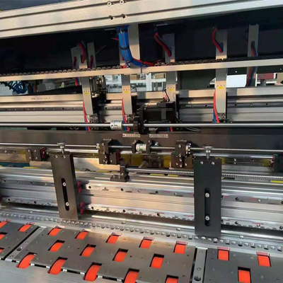 Cyfrowa dłutownica z tektury falistej o szerokości 2500 mm i wadze 3400 kg
