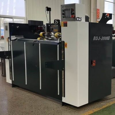 Półautomatyczna maszyna do zszywania kartonów Sterowanie PLC z podwójnym serwosilnikiem