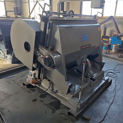 Elektryczna maszyna do cięcia kartonowego z napędem silnika 5,5 kW i metodą podania ręcznego zapewniająca płynną pracę