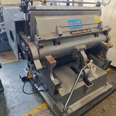 Maszyna do wykrawania tektury z brązu cynowego i miedzi z elektrycznym systemem smarowania, odpowiednia do precyzyjnych procesów cięcia i produkcji