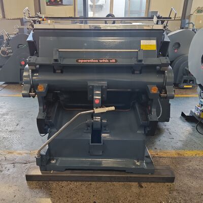 Ręczna Maszyna do cięcia gniazdkowego z kartonem falistym Maszyna do cięcia gniazdkowego z elektryczną płytką ssania, sprzęgłem hamulcowym Idealne do produkcji kartonu