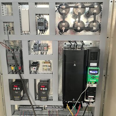 Linia produkcyjna płytek falistych o dużej wydajności zaprojektowana do ciągłej pracy zapewniającej wydajność i spójność płyty